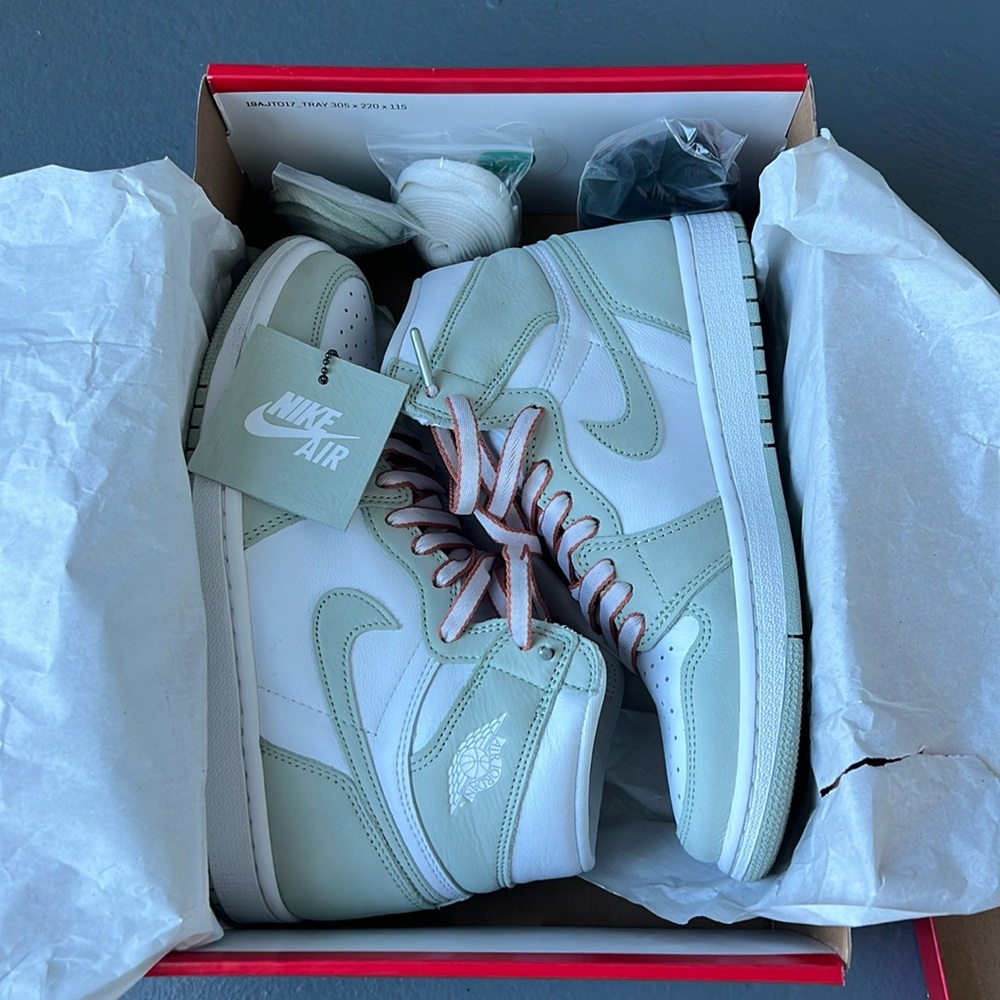 AIR JORDAN 1 RETRO HIGH OG
SEAFOAM